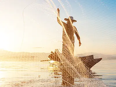 Pescador artesanal durante atividade de pesca.