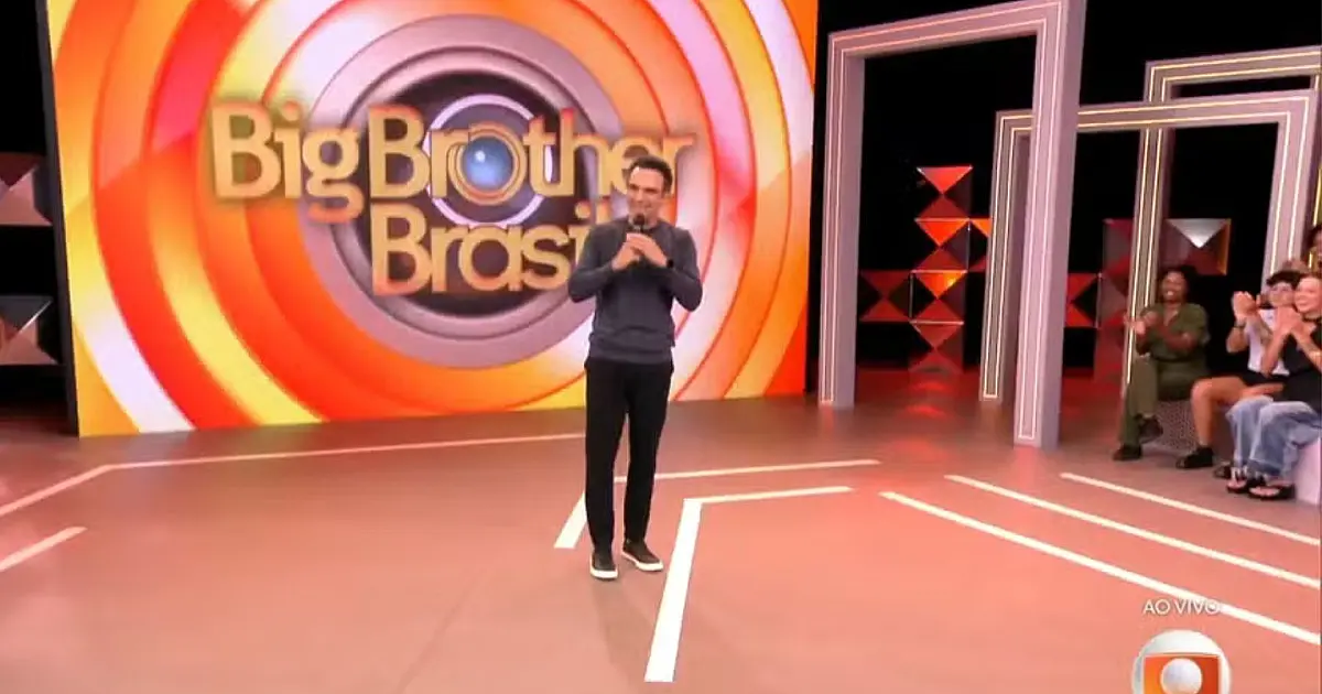 Tadeu Schmidt apresentando o reality show BBB 26 na TV Globo