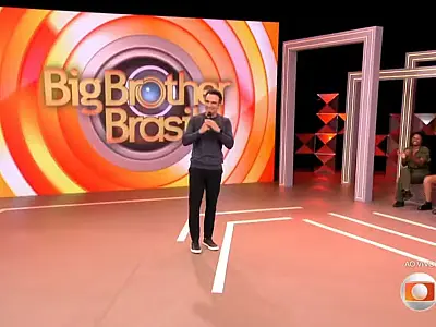 Apresentador Tadeu Schmidt durante edição do BBB 26 na TV Globo