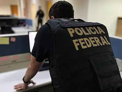 Três policiais civis, incluindo delegado, foram presos pela PF acusados de extorquir líderes do Comando Vermelho no Rio.