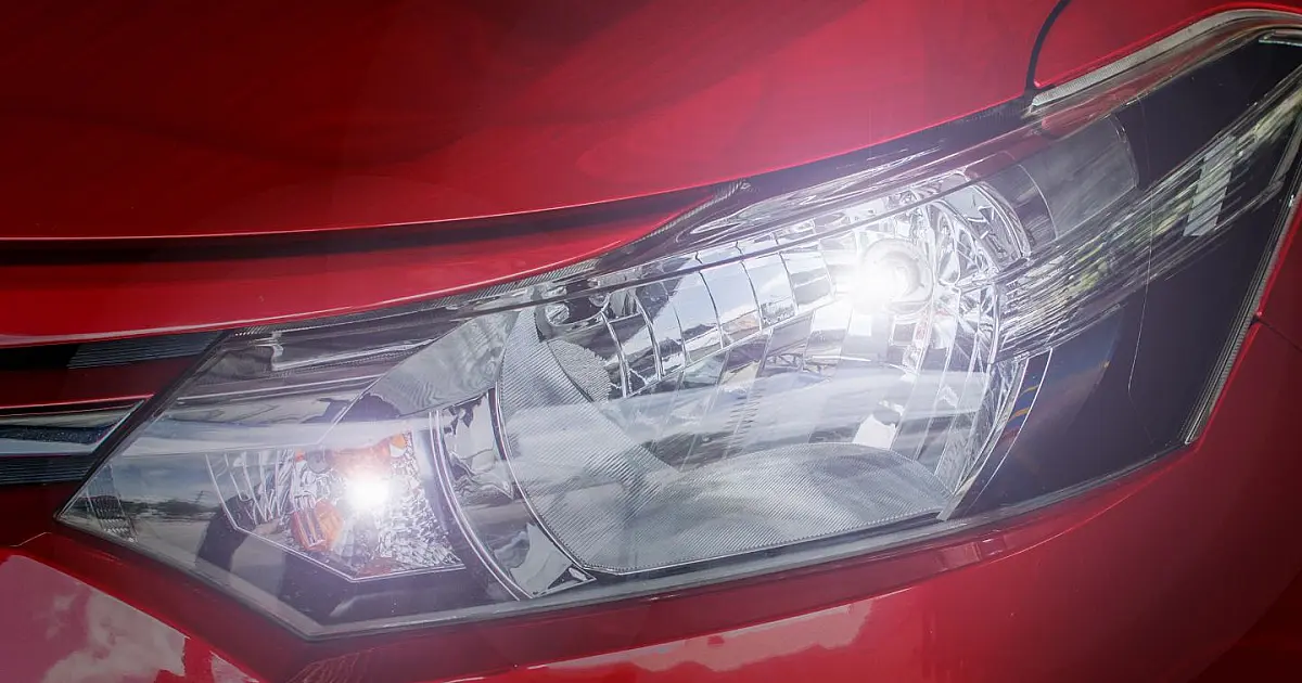 Farol de carro aceso com iluminação em LED