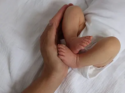 Legislação brasileira estabelece idade mínima e critérios para adoção de crianças.