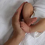 Qual é a idade mínima para adotar uma criança no Brasil