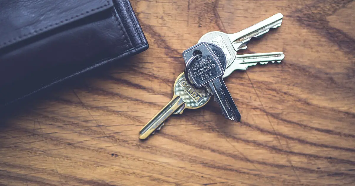 Chaves apoiadas sobre mesa de jantar segundo conceito do Feng Shui