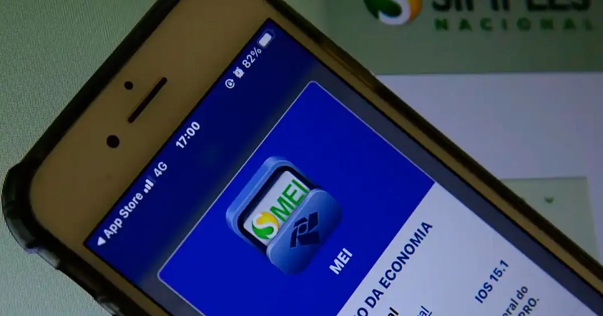 Pessoa utilizando aplicativo do MEI no celular para gestão de microempresa