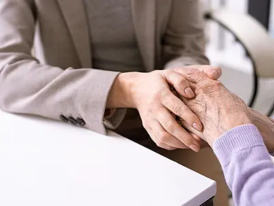 Idosa recebe orientação financeira sobre contratação de crédito