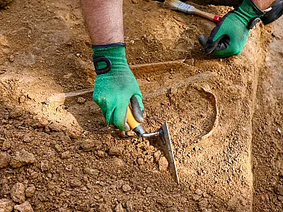 Pesquisadores realizam escavação em busca de fósseis preservados no solo