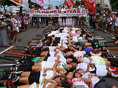 Mulheres participam de marcha em Copacabana pedindo o fim da violência de gênero.