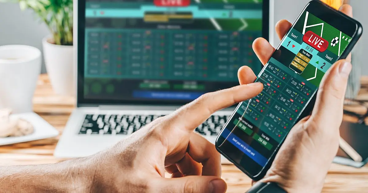 Pessoa utilizando aplicativo de apostas esportivas no celular