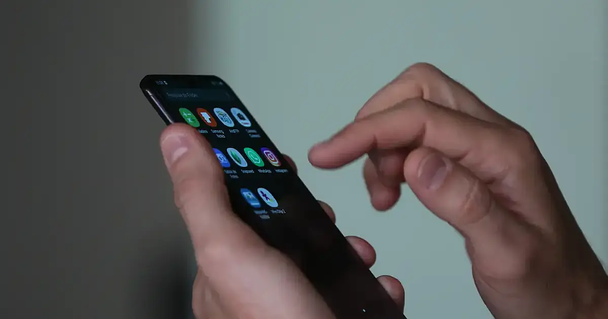 Fraude com falso reembolso do INSS avança no celular e acende alerta sobre roubo de dados bancários