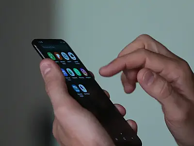 O golpe do aplicativo falso do INSS usa promessa de reembolso para contaminar celulares e expor dados bancários, segundo alerta oficial.