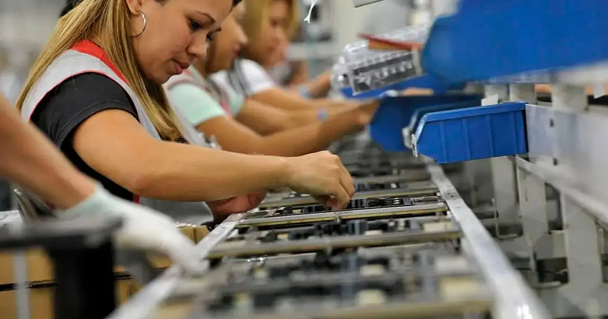 Mulheres trabalhando na indústria de eletrônicos após revisão da tarifa de importação