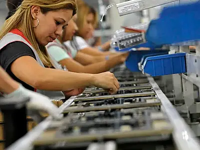 Trabalhadoras atuam na produção de eletrônicos em fábrica brasileira