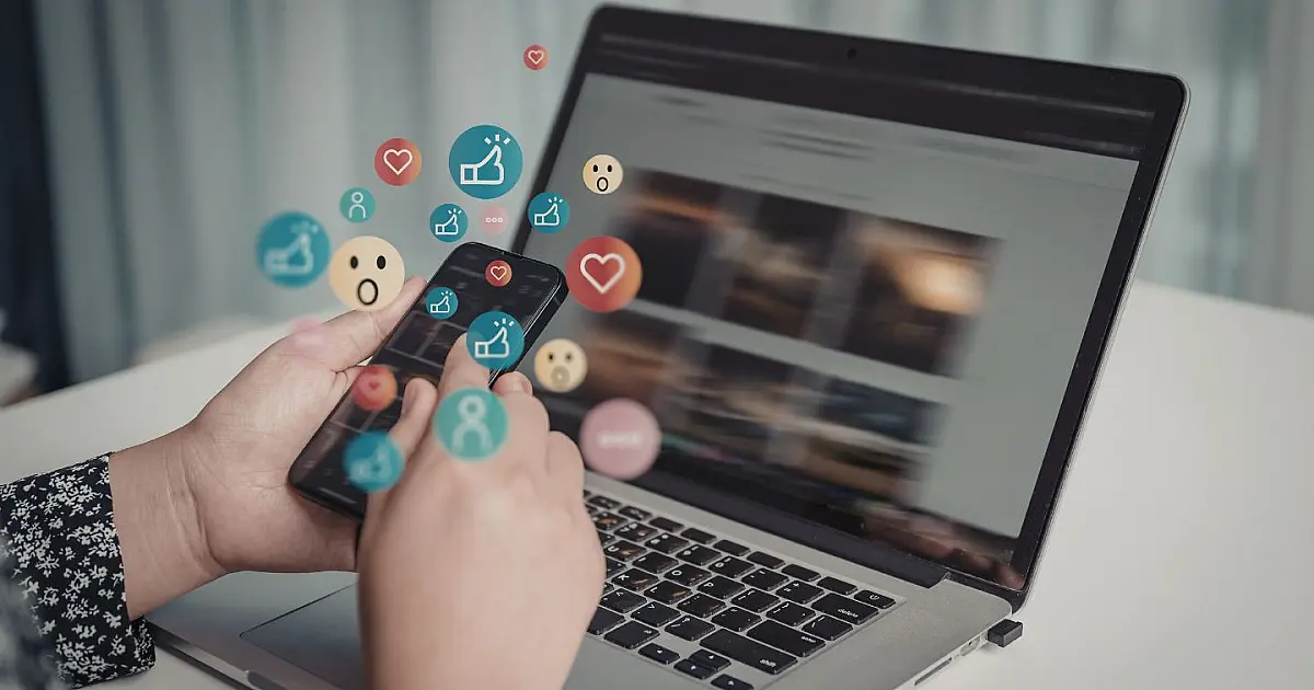 Pessoa utilizando smartphone com aplicativos de mensagens abertos na tela