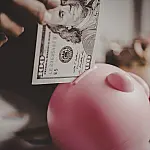 5 sonhos sobre dinheiro que podem trazer alertas importantes