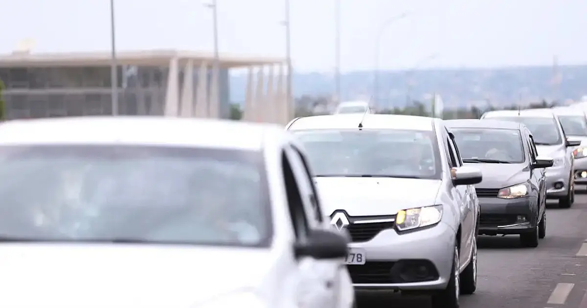 Trânsito de carros em avenida movimentada.