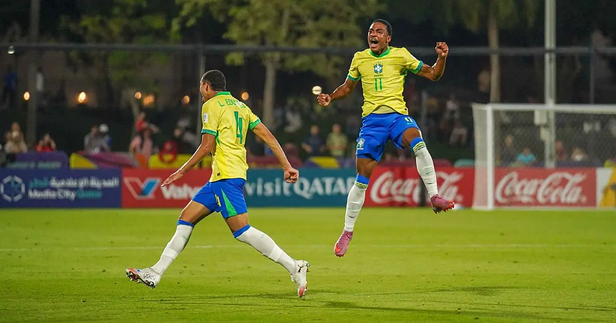jogadores da seleção brasileira comemorando gol em partida da copa do mundo sub 17