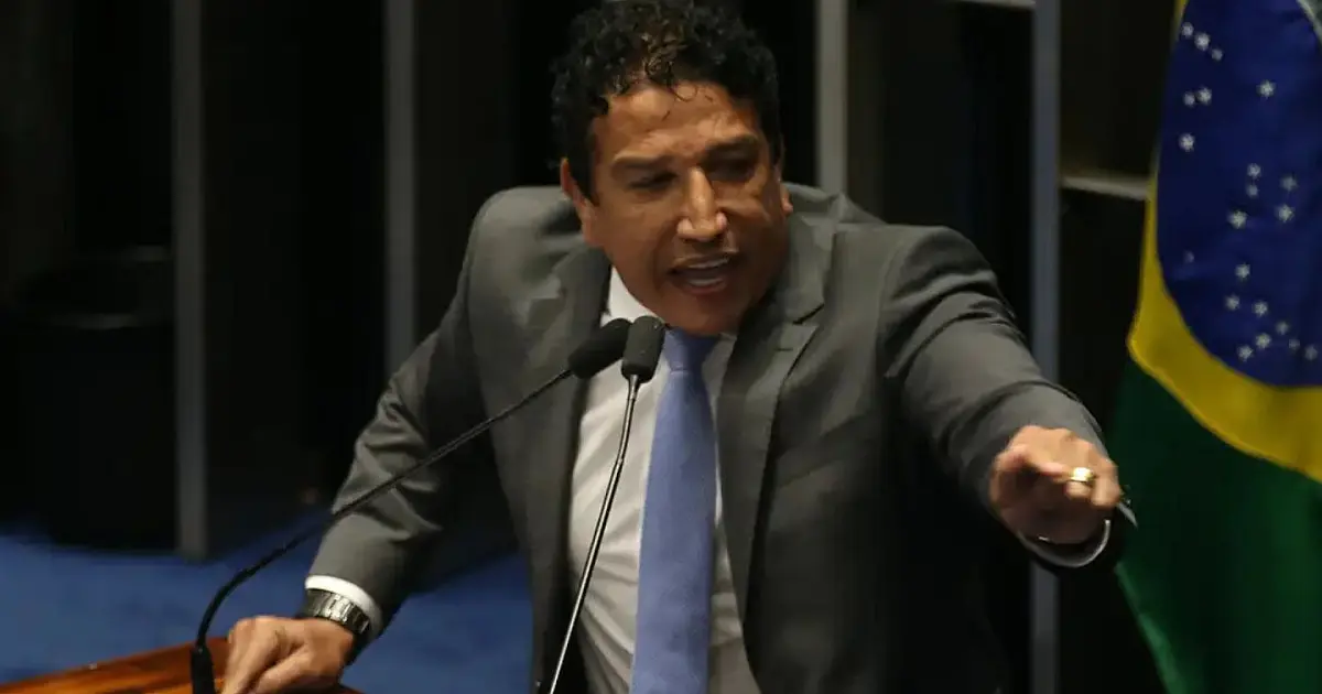 Senador Magno Malta durante declaração sobre possível delação envolvendo Daniel Vorcaro.