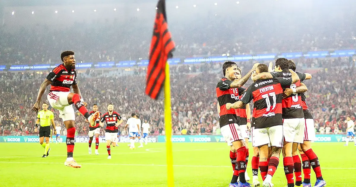 Jogadores do Flamengo comemorando gol em partida contra o Cruzeiro pelo Brasileirão