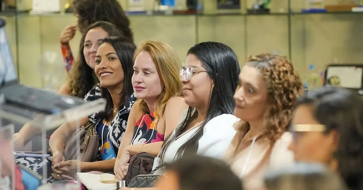Servidoras federais participando de curso de formação de lideranças em instituição pública