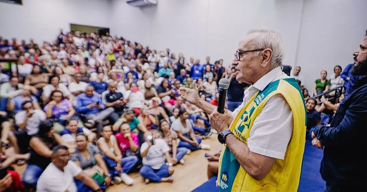 Prefeito Cícero Lucena durante anúncio de reajuste para agentes de saúde em João Pessoa