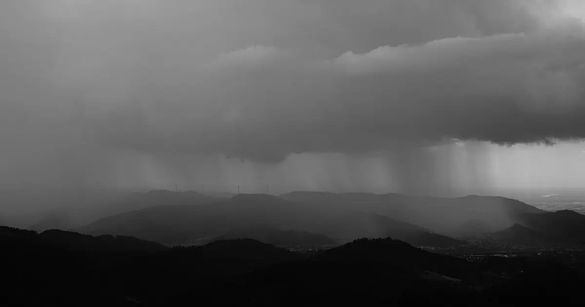 Céu escuro com nuvens de tempestade indicando previsão de chuvas intensas no Brasil.
