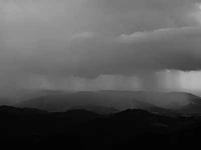 Céu carregado indica risco de chuvas intensas em várias regiões do Brasil.