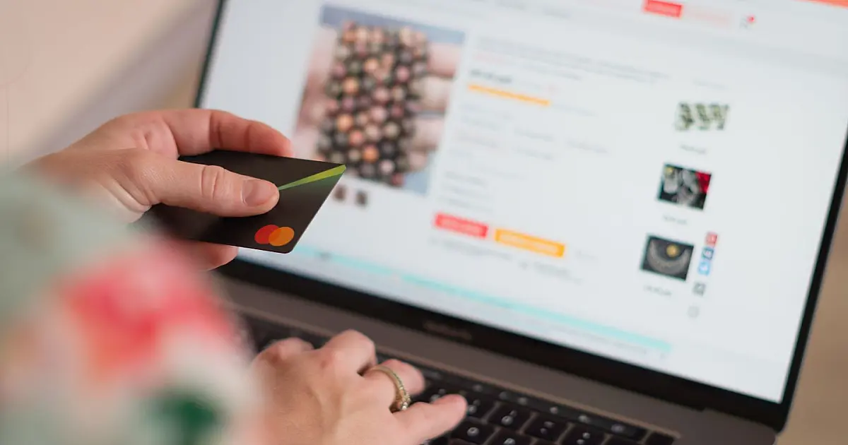 Pessoa realizando compras online representando expansão do comércio eletrônico no Brasil