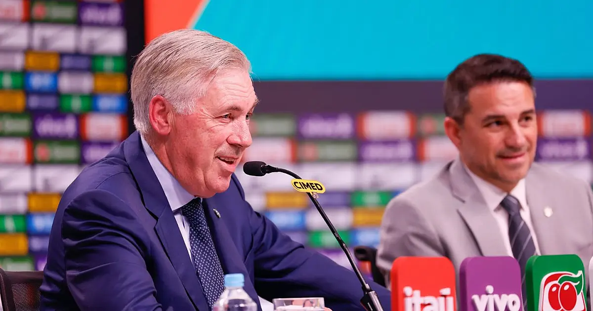 Carlo Ancelotti durante atividade da Seleção Brasileira observando jogadores para futuras convocações.