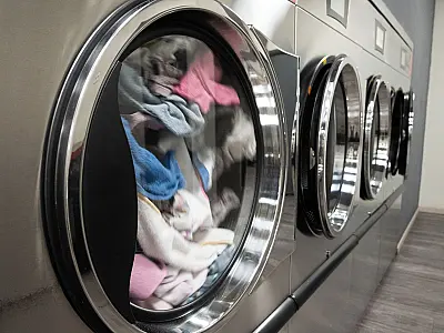 Especialistas recomendam atenção ao tipo de tecido antes de colocar roupas na máquina.