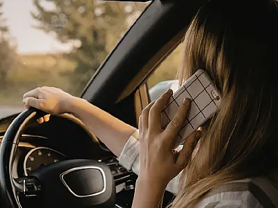 Uso de celular ao volante é considerado infração gravíssima pelo Código de Trânsito Brasileiro.