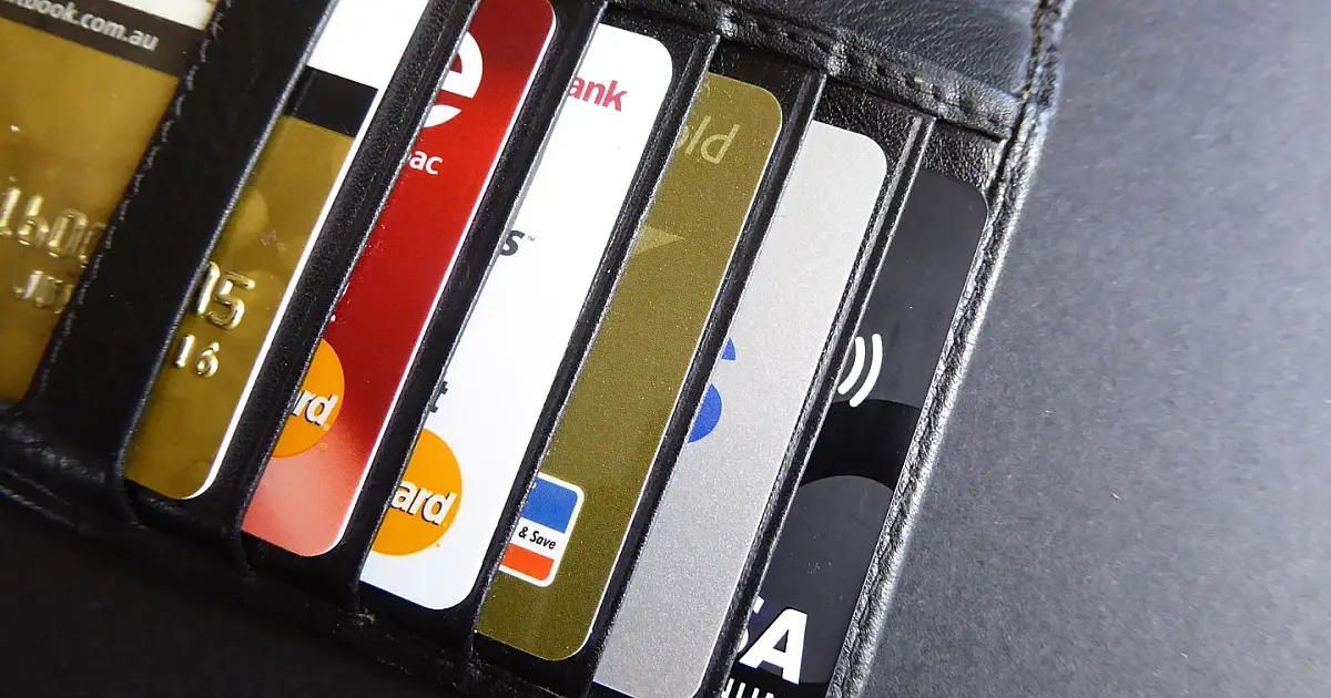 Cartões de crédito guardados dentro de uma carteira.