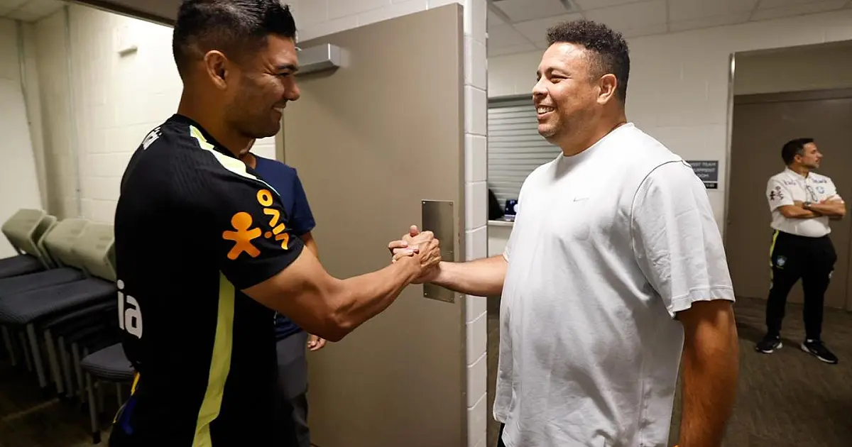 Ronaldo conversa com Casemiro no vestiário da Seleção Brasileira antes de partida amistosa.