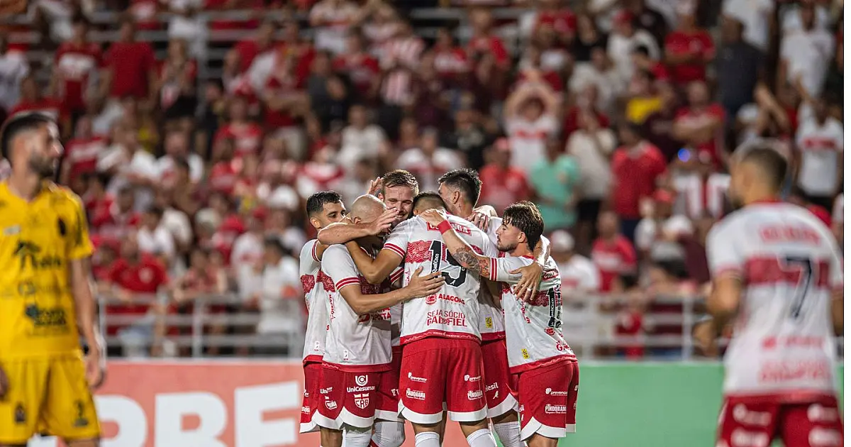 Jogadores do CRB comemorando gol no estádio Rei Pelé