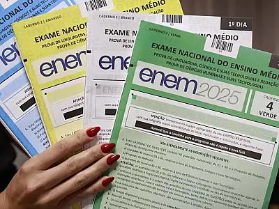 Candidatos questionam notas exibidas no espelho da redação do Enem 2025.