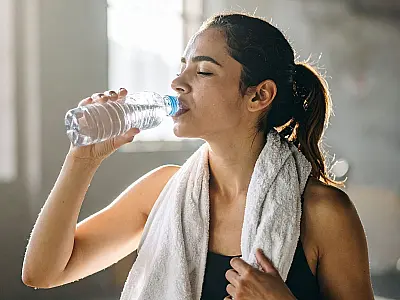 Especialistas destacam que consumo ideal de água varia de acordo com peso e estilo de vida.