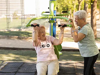 Idosas praticam exercícios leves em parque ao ar livre para manter a saúde e o equilíbrio.