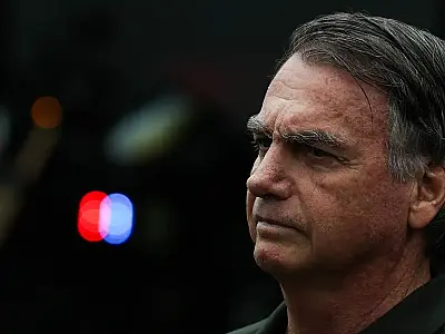 Pedido de prisão domiciliar de Bolsonaro avança em comissão da Câmara, mas medida ainda depende de trâmites internos e decisão do STF.