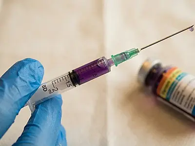 Anvisa alerta para riscos de preenchedores dérmicos, cita complicações graves e orienta pacientes a verificar registro, volume e áreas de aplicação.