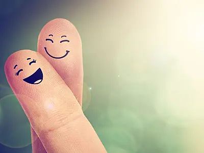 dedos carinhas felizes Pesquisa internacional analisa fatores que influenciam a felicidade dos brasileiros.