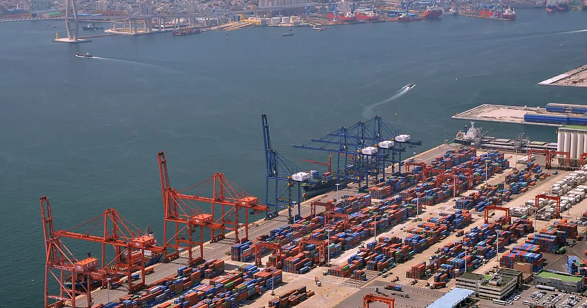 Vista do Porto de Santos com containers e caminhões em área portuária