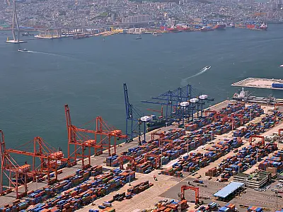 Movimentação de cargas no Porto de Santos, principal complexo portuário do Brasil.