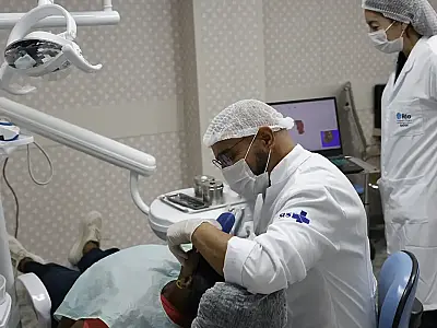 Mulheres vítimas de violência terão reconstrução dentária gratuita no SUS, com foco em próteses e implantes.