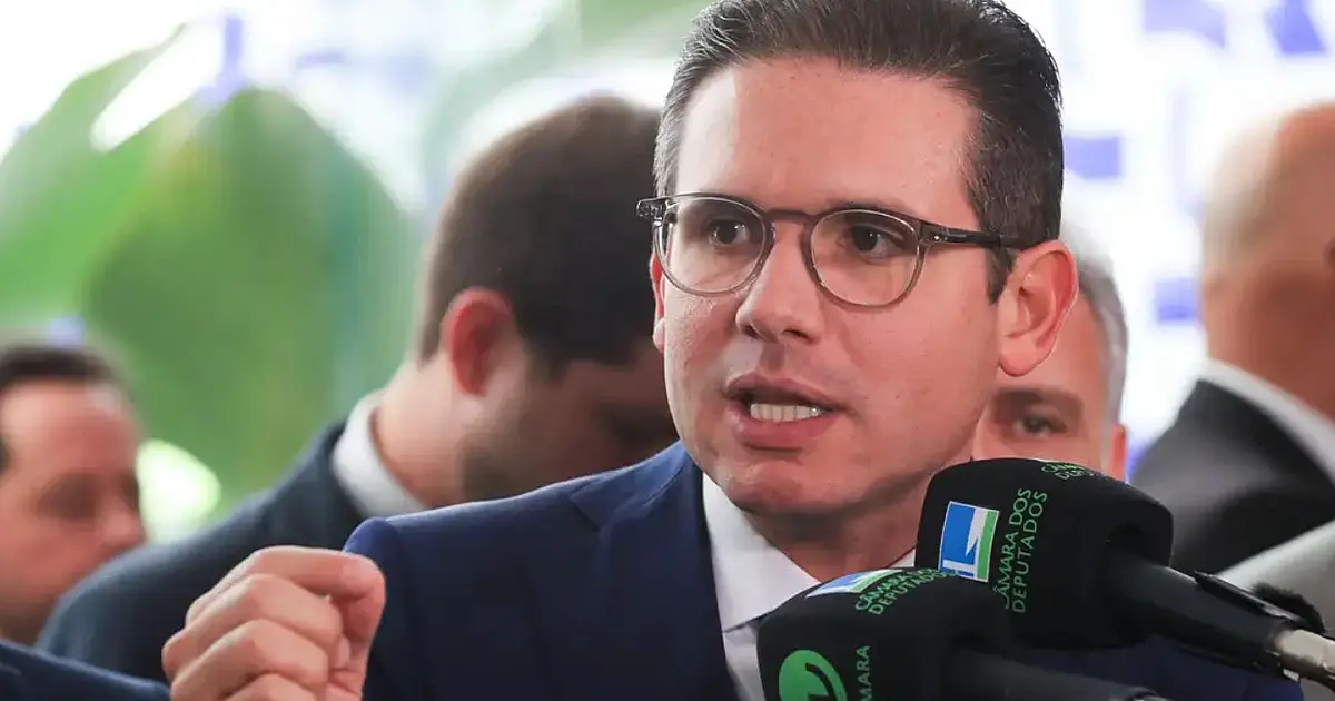 Hugo Motta durante declaração sobre debate da PEC da escala de trabalho no Congresso