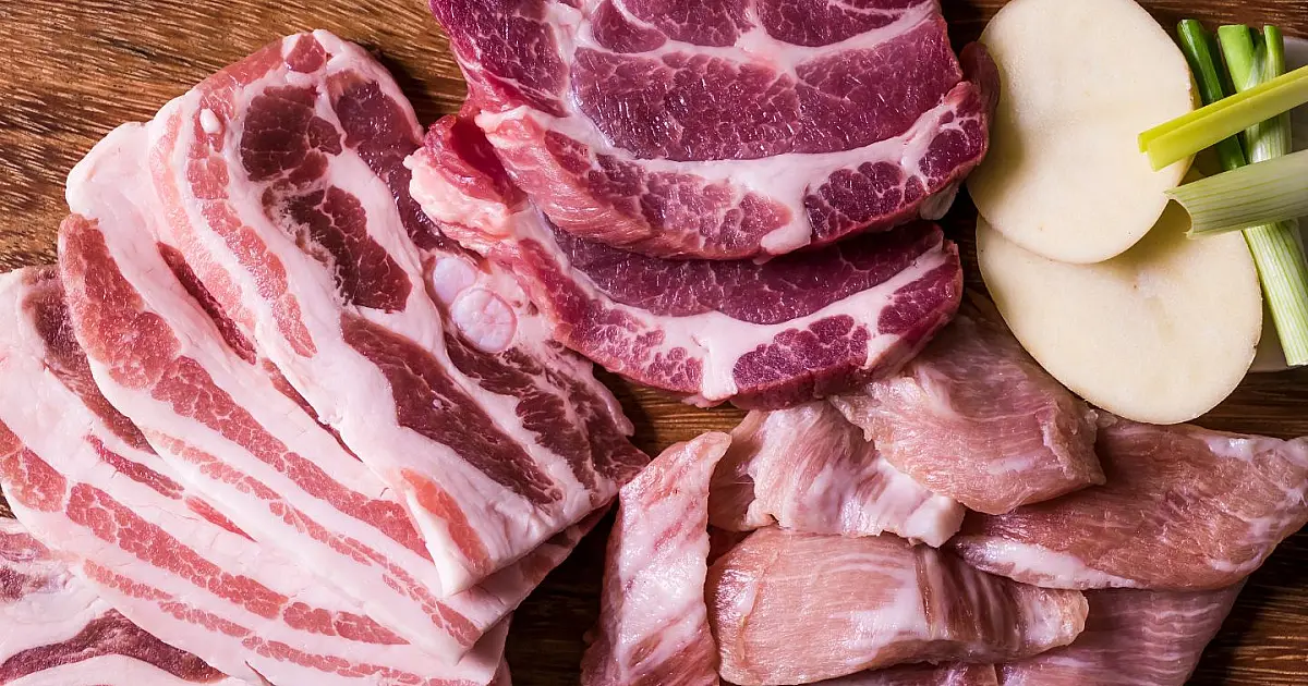 Fatias de carne crua sobre tábua de corte representando análise de qualidade do alimento.