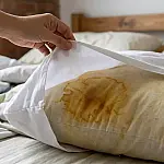 Travesseiro amarelado mesmo com fronha limpa: o que causa as manchas, quais os riscos e quando é a hora de trocar