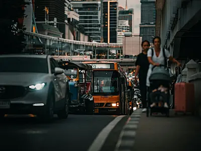 Trânsito intenso em avenida com várias faixas de circulação.