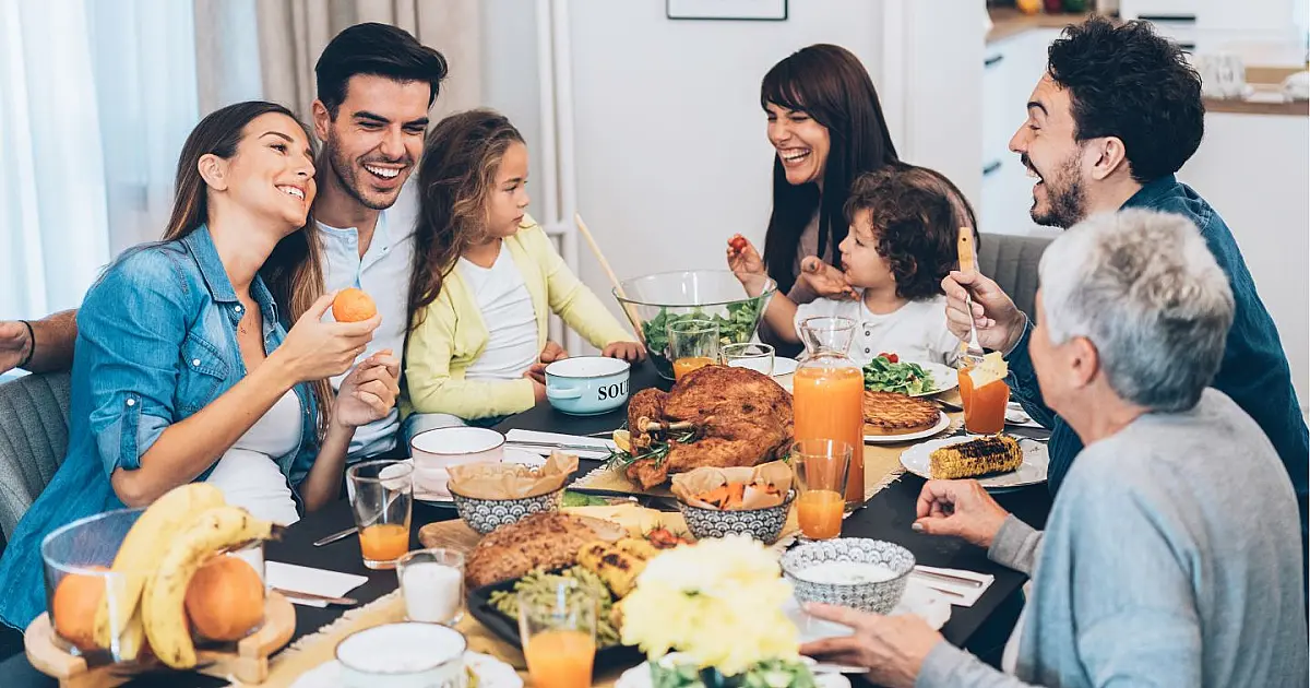 Família reunida durante refeição representando rotina após o almoço
