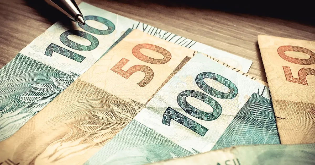 Notas de real ilustrando impacto da lei sobre superendividamento