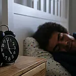 Dormir muito tarde pode aumentar risco de AVC, aponta estudo